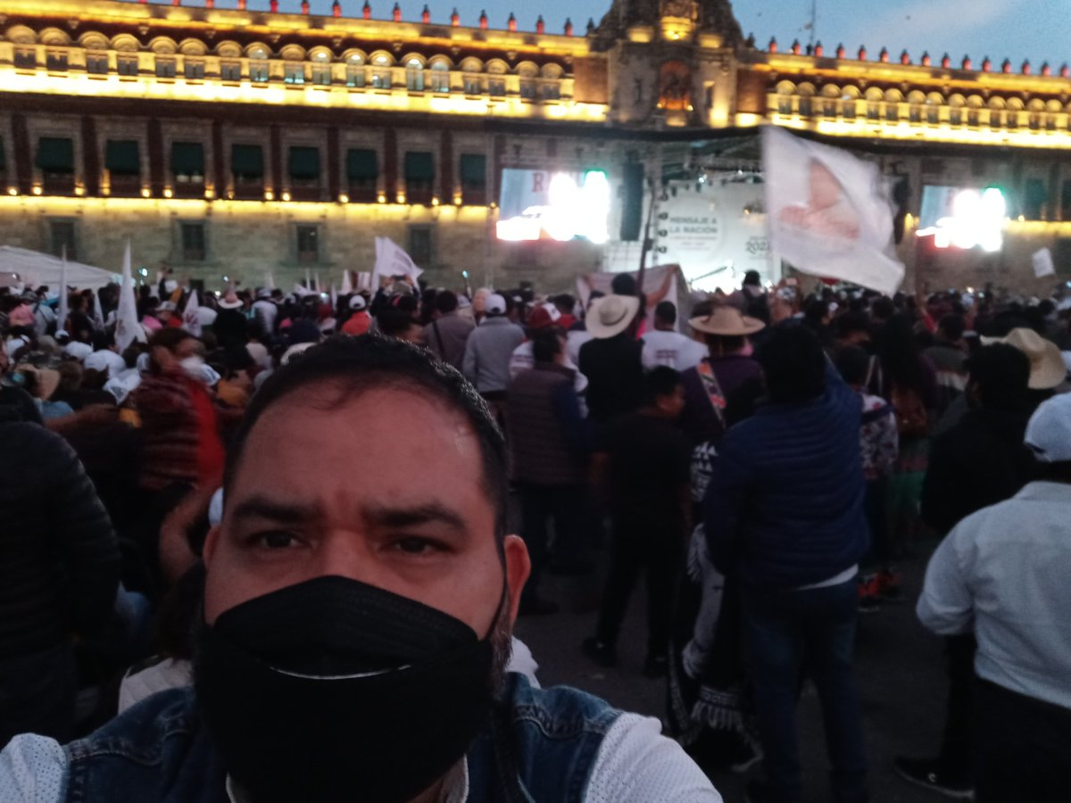 Marianomb's tweet photo. Un mar de gente en el zócalo y ese mar de gente totalmente entregada al Pdte. No vi ningun conflicto, ninguna riña al contrario vi compañerismo, la verdad el Pdte. No tiene oposición el pueblo lo respalda
#EsUnHonorEstarConObrador
#PresidentePresidente
#NoEstasSolo https://t.co/3OooVMI096