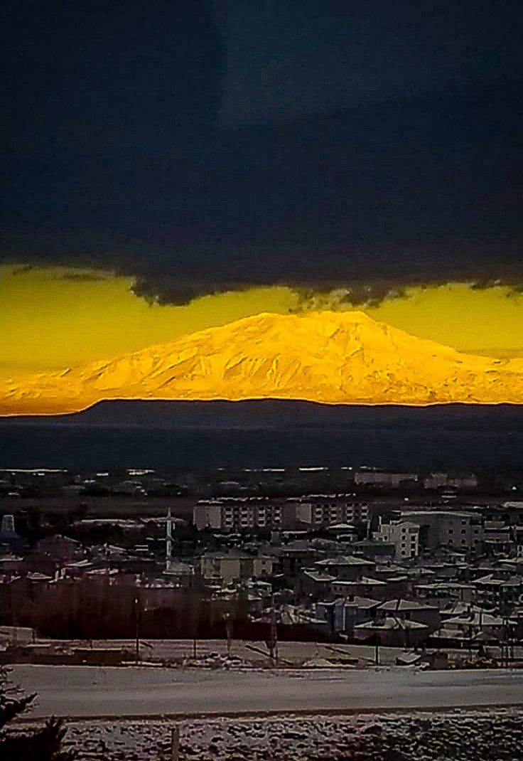 Kara bulutlar güneşine engel olamadı, aksine onu detay olarak ortaya çıkardı.
#Süphandağı