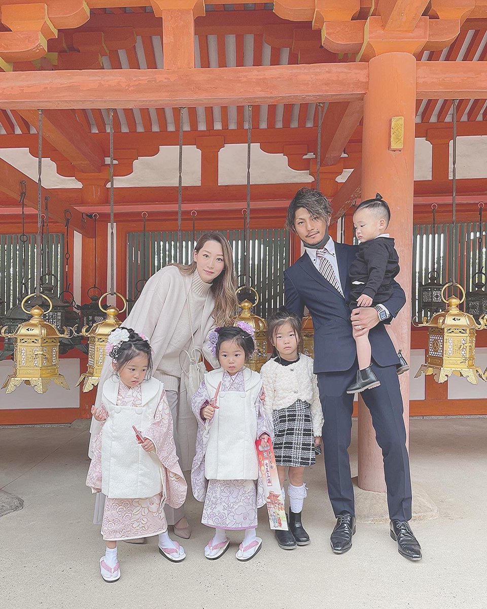 airin0907's tweet photo. 家族写真👩‍👧‍👧👨‍👧‍👦

いっつもやけど家族写真は
良く撮れない😭😂笑

双子は疲れてきて機嫌悪い
長女は自分だけ千歳飴なくて機嫌悪い
末っ子は逆にお利口さんでした🤣 https://t.co/AlafamwRll