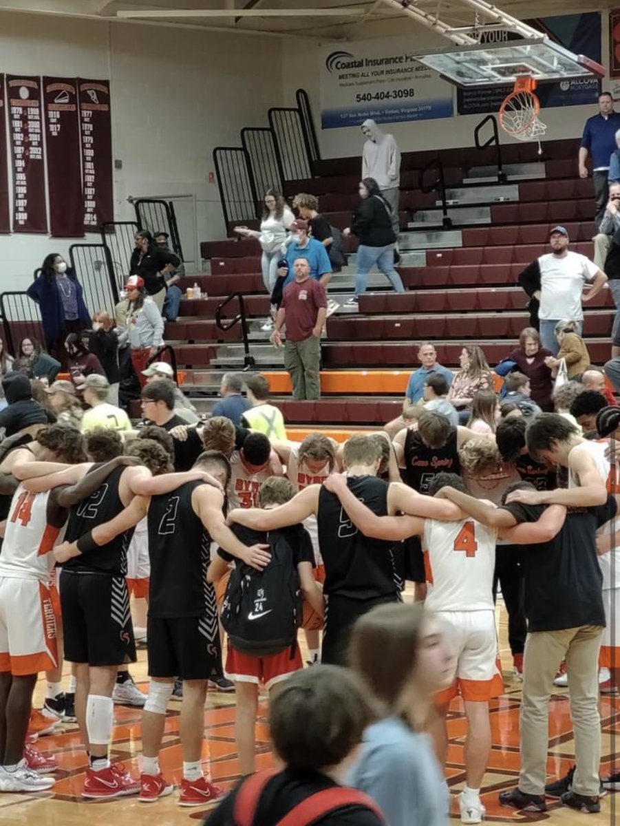 wbhs_fca_2122's tweet photo. So proud of our @ByrdBasketball and Cave Spring basketball teams for coming together and praying after the game last night! #everycoacheveryathlete #fcasouthroanoke @CaveSpringFCA https://t.co/rLsvd77SAo
