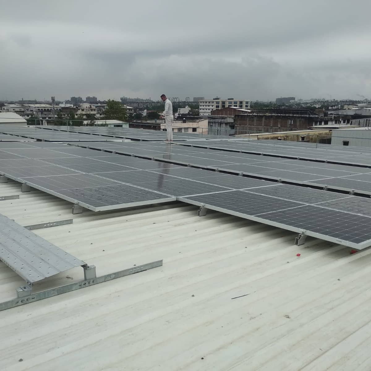 EnergySolnce's tweet photo. Successfully commissioned 2 Commerical sites...

1. Arpita Fabrics 66 KW 

2. Badrinarayan Mandir - 36 KW

System installed: TATA POWER SOLAR - MONOPERC 455 Watt PV Module

Book your site survey at +91 8866305779 
.
#industrialsolar #commercialsolar #tatapowersolar #tatapower https://t.co/2xoHlAK2GS