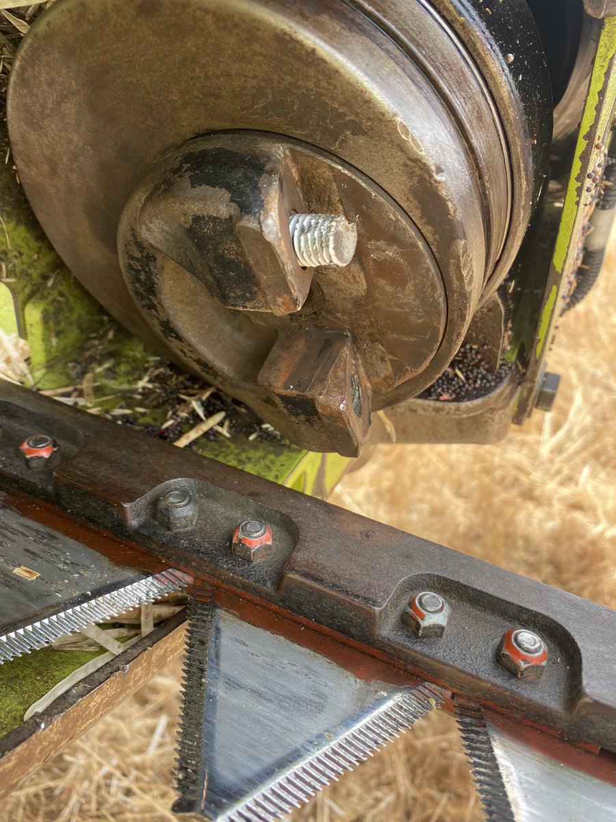 Anyone in southern wa have one of these off the knife drive on a claas vario front I could borrow till air freight gets here, can’t get threads out