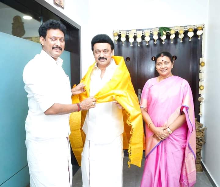 தனது பிறந்தநாளை முன்னிட்டு முதல்வரை நேரில் சந்தித்து வாழ்த்து பெற்றார் பள்ளி கல்வித்துறை அமைச்சர் அன்பில் மகேஷ்பொய்யாமொழி அவர்கள்.
#happybirthday #AnbilMaheshPoyyamozhi  <a href="/Anbil_Mahesh/">Dr. Anbil Mahesh</a>