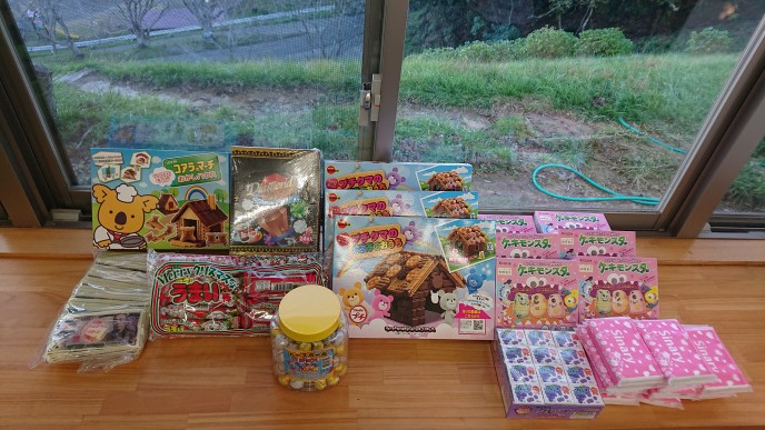 KoyamaInfo's tweet photo. 本日、岡村様がたくさんのお菓子を直接ホームまで届けてくださいました。昔懐かしい駄菓子から、チョコでおうちが作れる楽しいお菓子までバラエティーに富んだ内容で、子ども達の喜ぶ顔が楽しみです！その様子もツイッターでお届けします。ご支援に心より感謝申し上げます。ありがとうございました。 https://t.co/MojROjPFNj