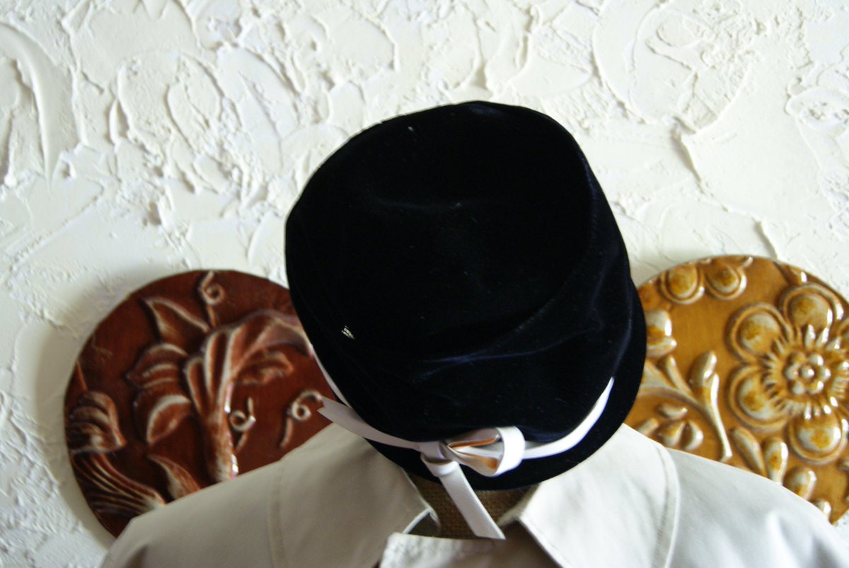 Wisdom_Lane's tweet image. Vintage Circa 1950s DARIS DESIGNED Felt Black Ladies Bucket Style Hat With White Trim tuppu.net/fbfbdce1 #Etsy #WisdomLane #BucketStyle