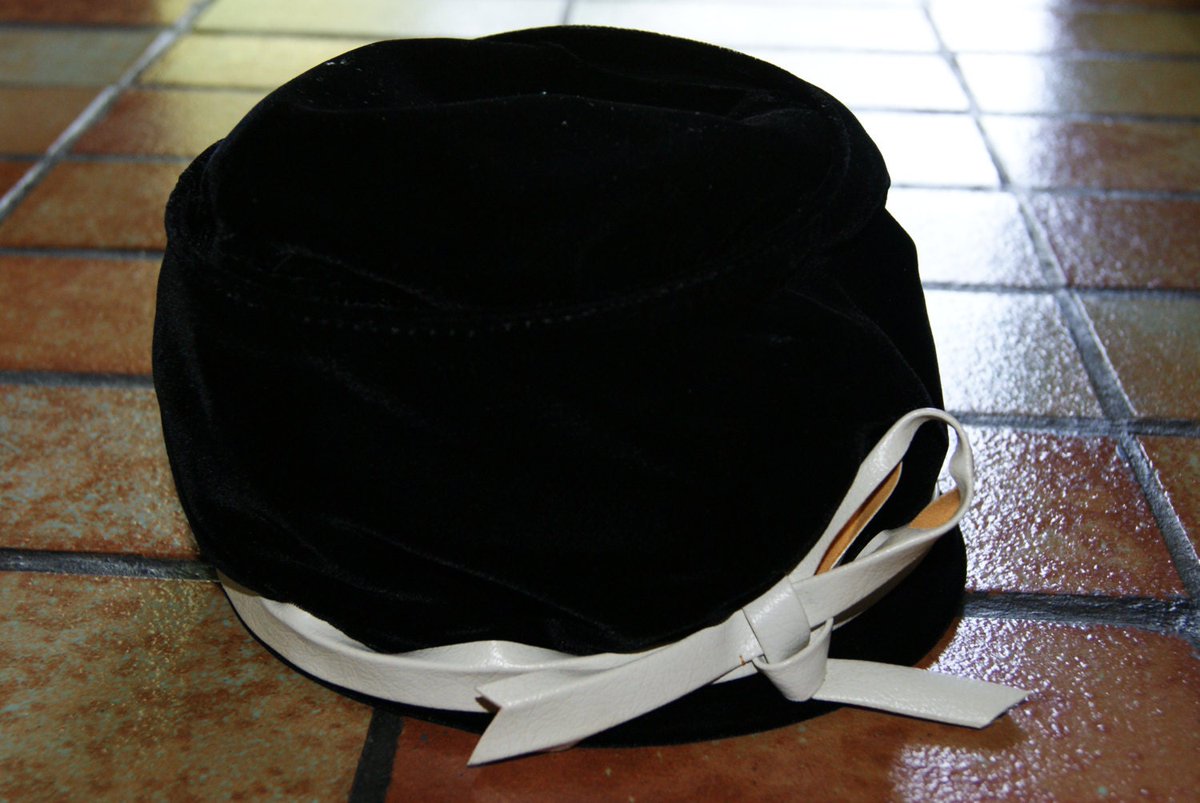 Wisdom_Lane's tweet image. Vintage Circa 1950s DARIS DESIGNED Felt Black Ladies Bucket Style Hat With White Trim tuppu.net/fbfbdce1 #Etsy #WisdomLane #BucketStyle