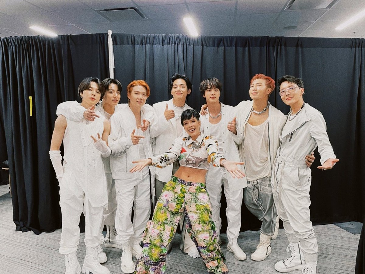 RT @BTS_twt: Welcome !!! @halsey https://t.co/6upxLsTtpj