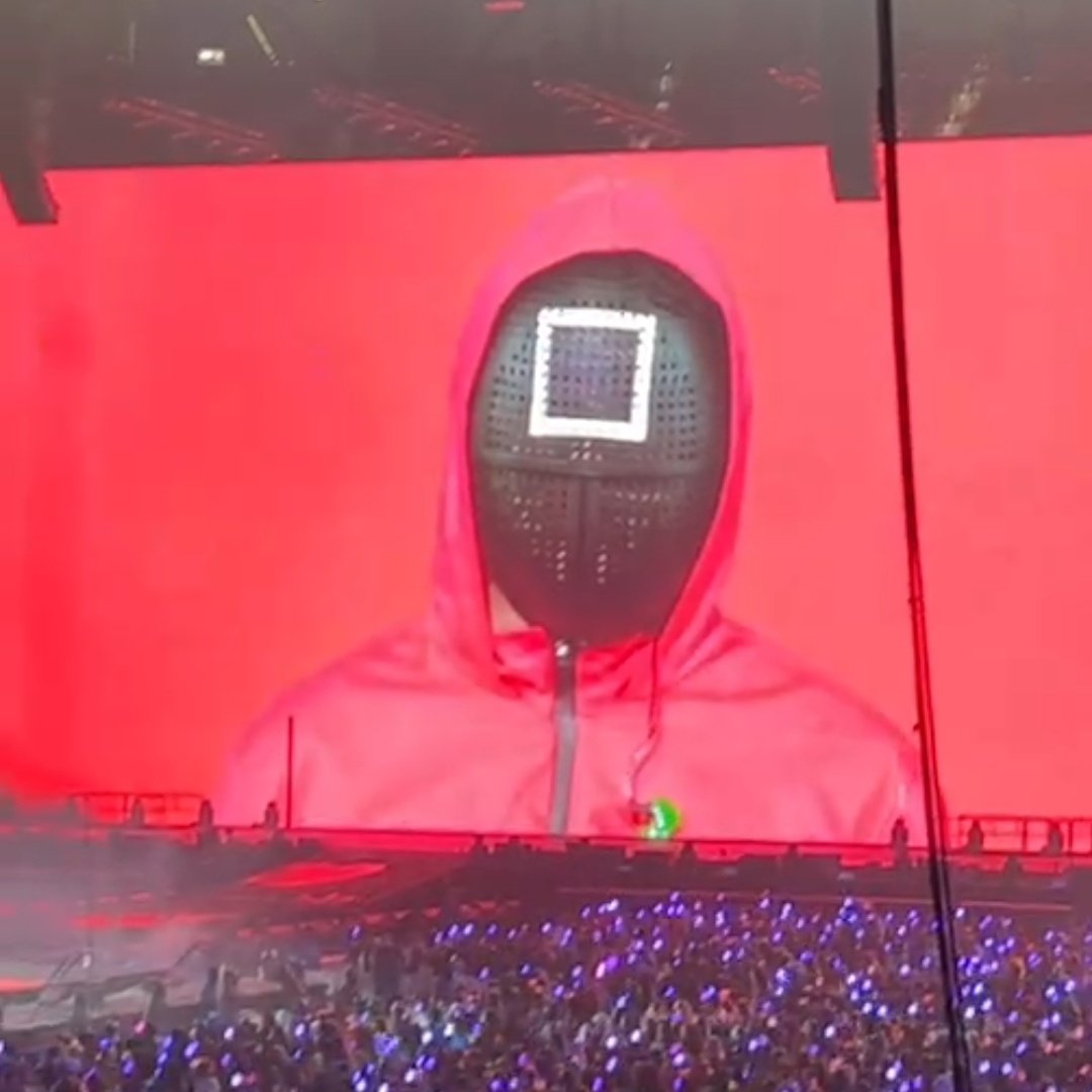 mygior's tweet photo. taehyung vestido de round 6/squid game é tudo pra mim 

**o nariz vermelho dele querer chorar 😭
#PTD_ON_STAGE_LA #PTD_ON_STAGE_LA_Day3 #BTSARMY #BTS @BTS_twt https://t.co/avuvtrXslI