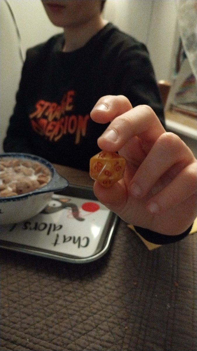 Sophy_Bee's tweet photo. 🤓 *La "Colle" du Jour* : trouver le nom donné à cette forme, un dé à 20 faces (qui nous sert aussi à désigner le coloc' qui fera le repas du soir, le plus petit chiffre est gagnant 🌀🃏♣️)

#JouerEnsemble
#JouerEnVrai
#ZebraFamily 🐝🦓🐯 https://t.co/x2CSuWN8bh
