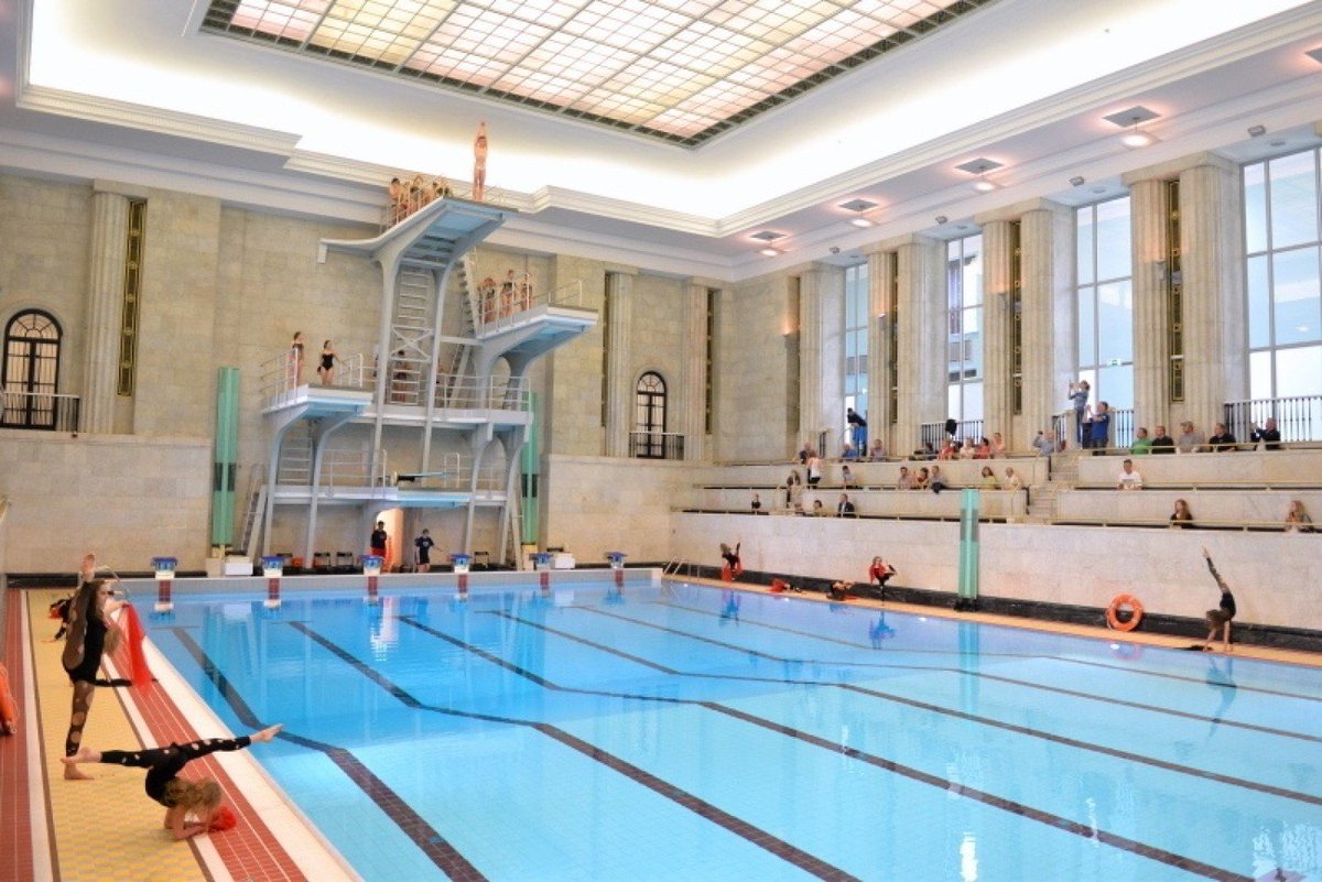 AnitaaaRamirez's tweet photo. @francisnogales @javierubioo Me apunto!! 

En esta piscina entrené durante mi ERASMUS en Varsovia, Polonia. Está dentro del edificio más alto del país (creo que este año lo han destronado), un regalo de la URSS después de la II Guerra Mundial. Es patrimonio nacional polaco. 

Muy bonita! https://t.co/uLgiOFJeyB