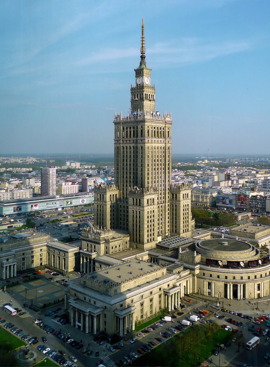 AnitaaaRamirez's tweet photo. @francisnogales @javierubioo Me apunto!! 

En esta piscina entrené durante mi ERASMUS en Varsovia, Polonia. Está dentro del edificio más alto del país (creo que este año lo han destronado), un regalo de la URSS después de la II Guerra Mundial. Es patrimonio nacional polaco. 

Muy bonita! https://t.co/uLgiOFJeyB