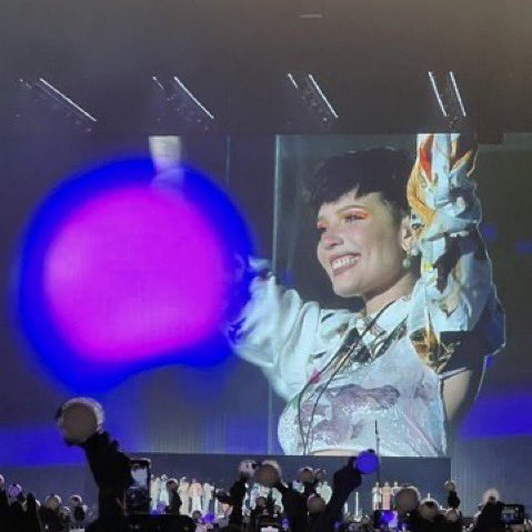 neyvi_twt's tweet photo. В 2019 Холзи на насколько часов приехала в Париж только для того чтобы выступить с парнями и назвала их своей семьей, в 2021 она пришла на их концерт в ЛА, пела и танцевала с арми-бомбочкой а потом напомнила что "BTS самая крутая группа в мире"..она правда наша девочка 😭 https://t.co/JFDvcJpbAq