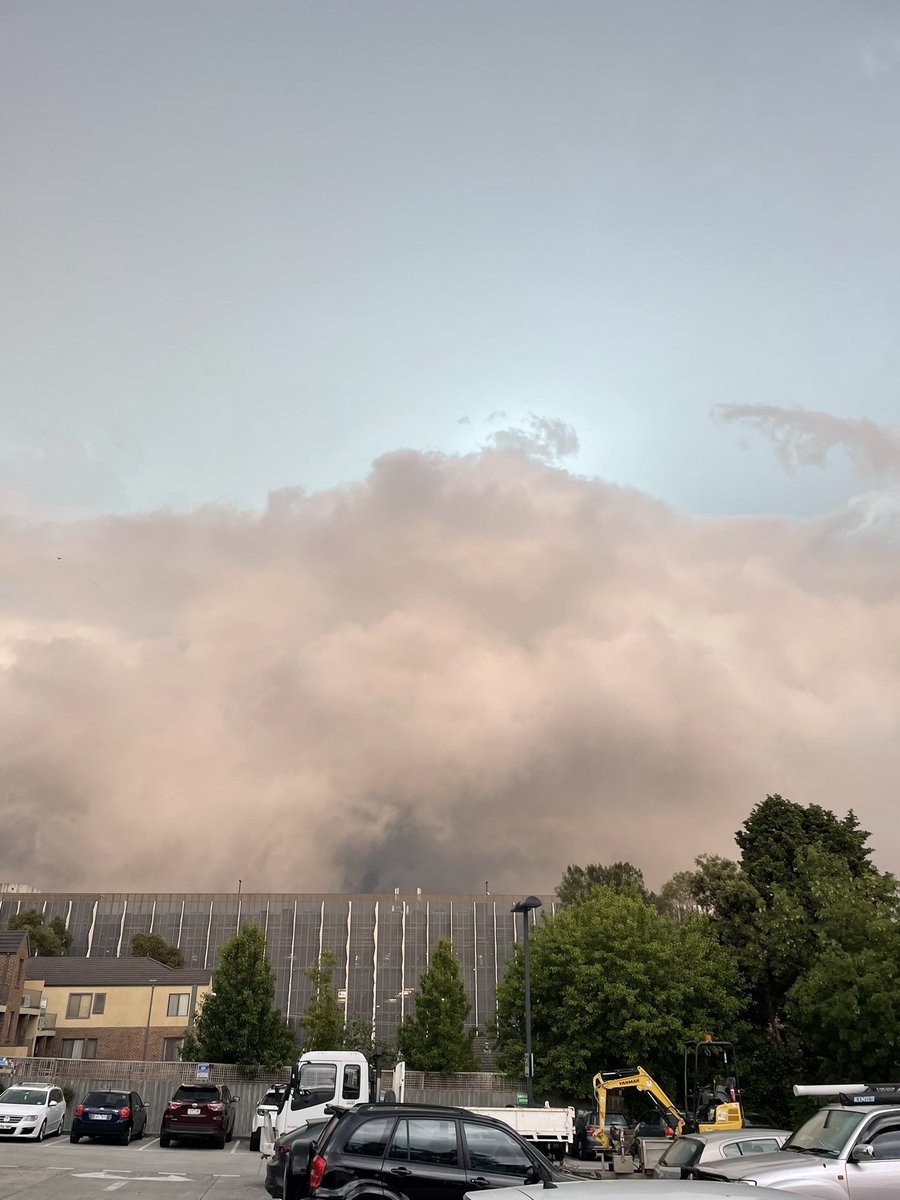 BecBrewin's tweet photo. Came out of Office Works Ringwood just in time to see this rolling in #melbweather #melbourneweather https://t.co/XHeRtQr7bh