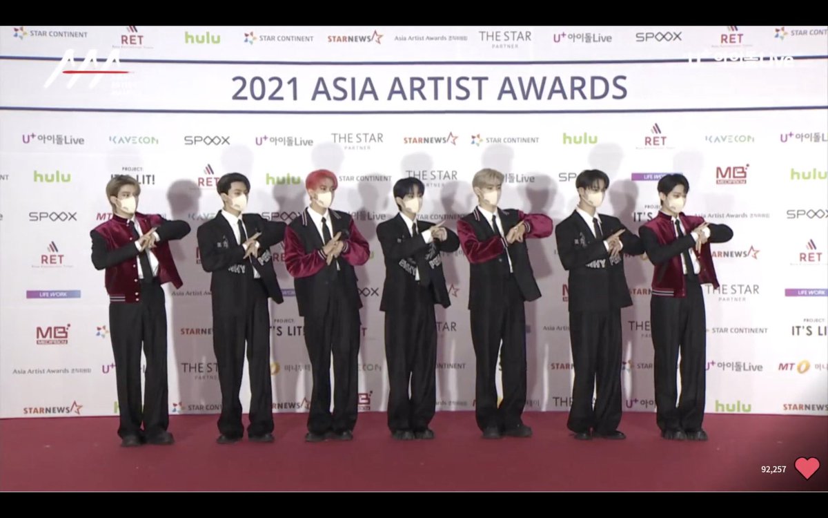 enhypenupdates's tweet photo. [PHOTO] 211202

ENHYPEN on today’s 2021 Asia Artist Awards Red Carpet!

ENHYPEN DASHES TO AAA
#ENHYPENon2021AAA #ENHYPEN #엔하이픈 @ENHYPEN_members @ENHYPEN https://t.co/F2hyNNunr1
