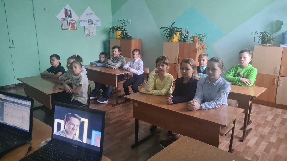 Компетенции "Малярные и декоративные работы" 1декабря был посвящён новый выпуск онлайн-урока #ШоуПрофессий, где учащимся были представлены интересные кейсы в области дизайна интерьера и ремонтных работ