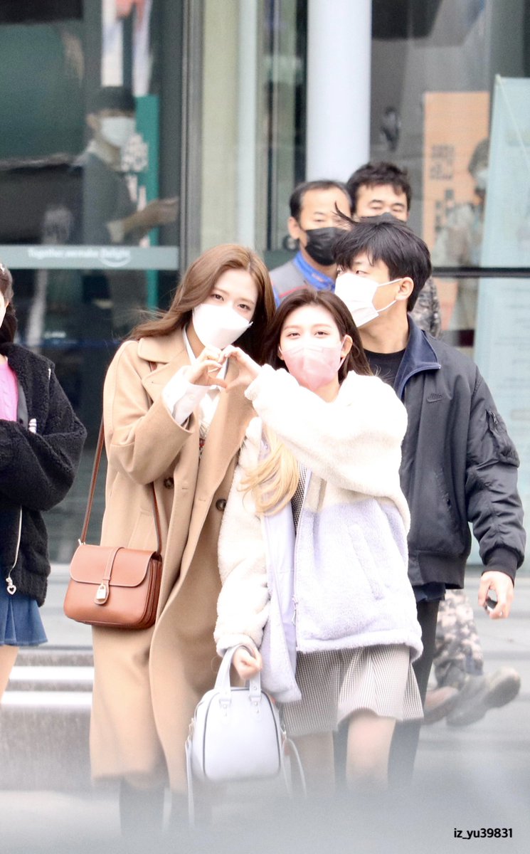 iz_yu39831's tweet photo. 211202

유진 가을 퇴근
수고했어요👏🏻

#안유진 #YUJIN
#가을 #GAEUL
#IVE #아이브 https://t.co/YvgoBljfcr
