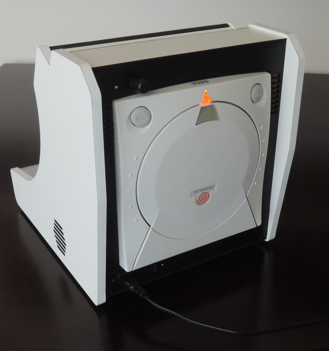 AttractMode's tweet photo. It’s a tabletop arcade cab, with a Dreamcast inside, and I want one (tho I’d probably use it to play Capcom vs. SNK, over Sega Rally 2; via https://t.co/do6fJoWpdn) https://t.co/3COGU57JGv
