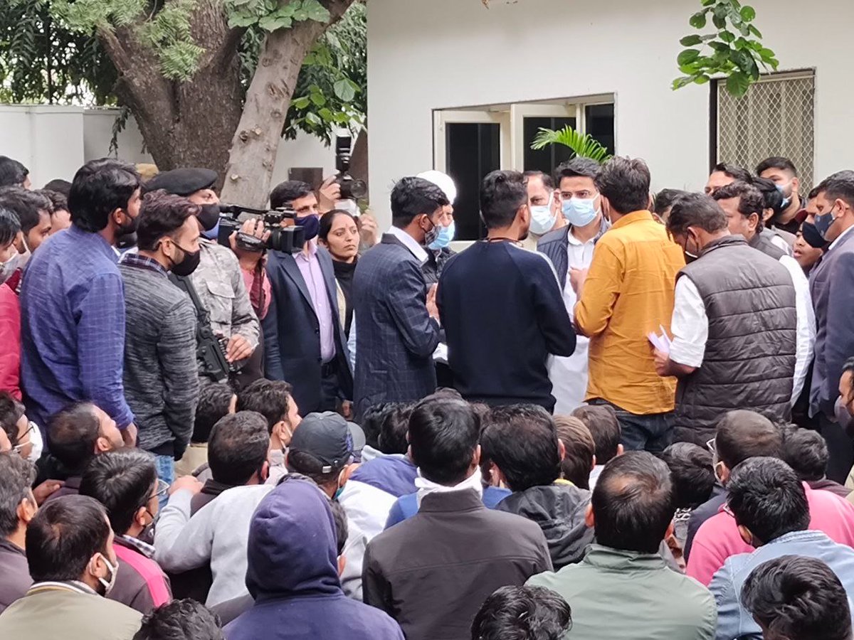 ErYogeshDhakad's tweet photo. @SachinPilot साहब @SachinPilot  जी,ये है राजस्थान का पढ़ा लिखा Engineering छात्र जो आज इस प्रकार घर से दूर सड़क पर सोने को मजबूर है क्यूँकि इनके साथ ग़लत हुआ है,आज हमारा हक़ कोई और खा रहा है राजस्थान के मुखिया से न्याय की उम्मीद है, #JEN_घोटाले_की_CBI_जांच_करो https://t.co/VvGmRmWf5W