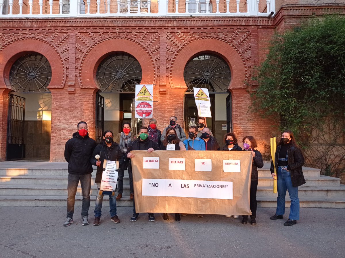 Tras la consecutiva falta de interés a negociar por parte del Equipo de Gobierno, aún a propuesta nuestra, seguimos con las protestas. Esta tarde Odontología y Filosofía y Letras.💪💪