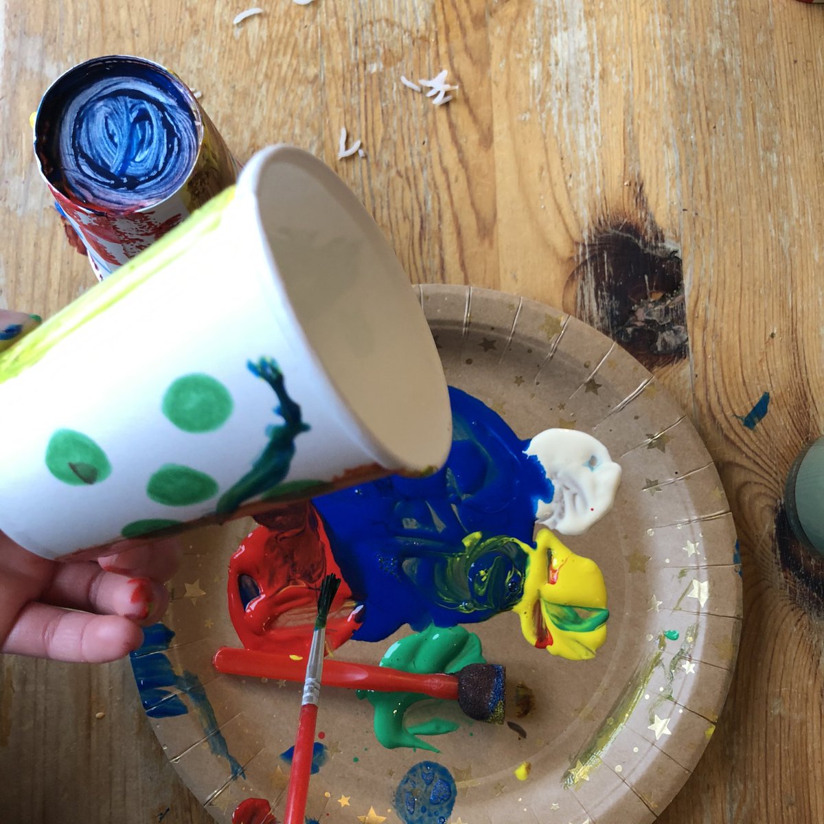 OpyMrs's tweet photo. Another trigraph! Ear as in hear! We are making a cup telephone and then reading and writing words containing ‘ear’ trigraph. Bring bring can you hEAR me? ☎️ #RWI #trigraph #phonics #reading https://t.co/WZpcBTmyaP