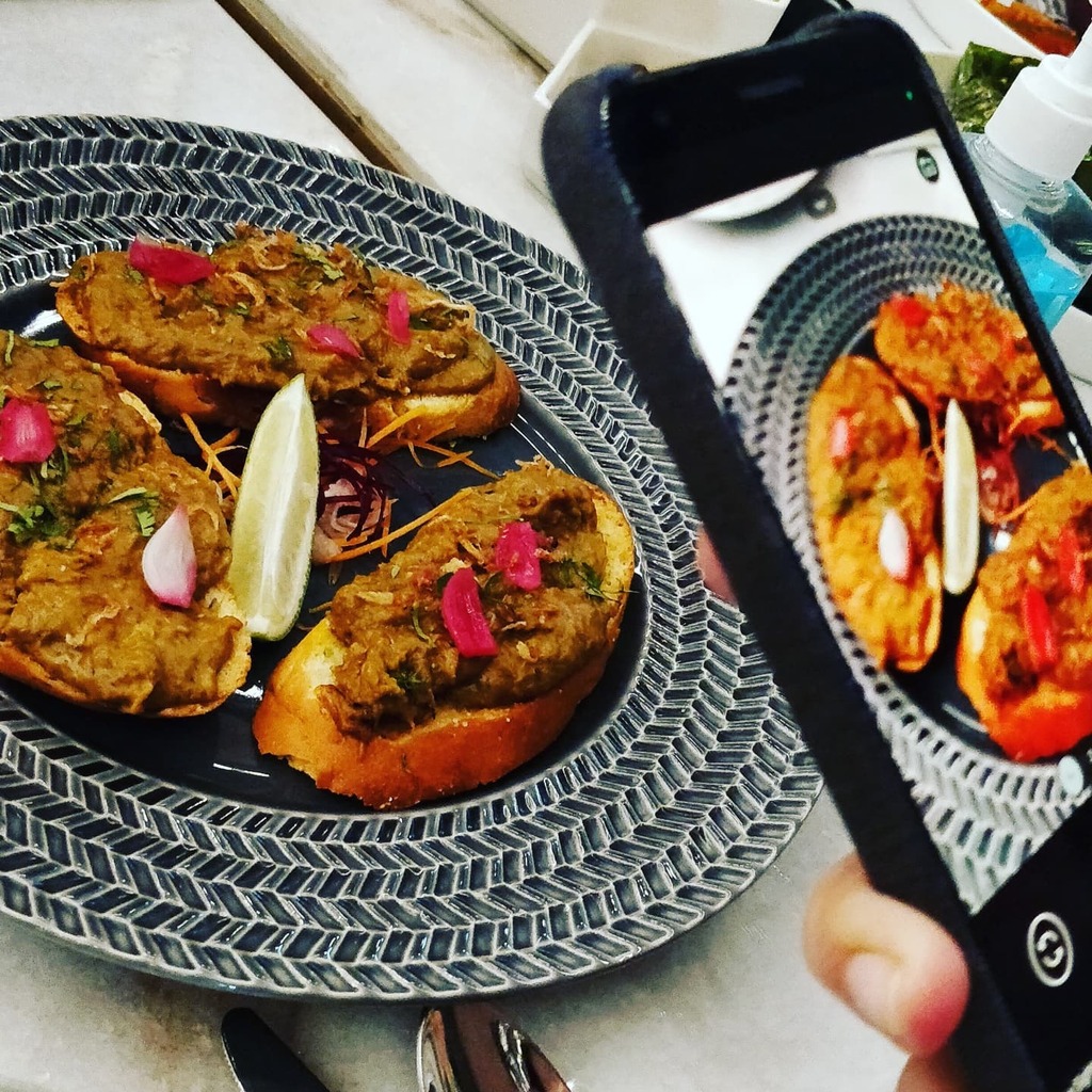 Haleem on Sourdough Toast! The kind only @chefvikramjitroy would attempt and even pull it off!

#delhifood #delhi #tangra #grubwaz #indiaeats #indianfood #travel #travelfood #foodontheroad #travelwriter #fusionfood #sourdough #toast #haleem #lamb #yougottaeatthis #eatthis #f…