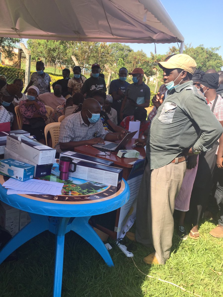Frishiz's tweet photo. Happening now-vaccinating of Cross-border traders and truck drivers at the Busia OSBP #PataChanjoKe #beatcovid https://t.co/LuXseTijw5