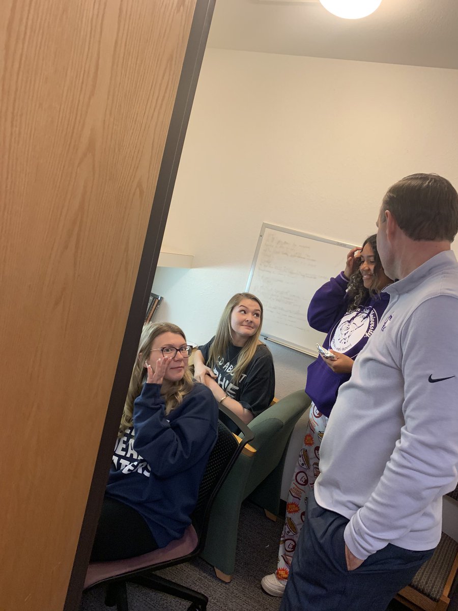 LathesTowns's tweet photo. @TarletonPrez and First Lady Kindall handing out breakfast tacos at 11:30pm in the Library #StudyTime to wish our students #GoodLuck on finals! #TarletonExcellence #StudentFocus #TarletonTogether #TarletonStrong #TarletonBlessed https://t.co/cjbEbSgDmm