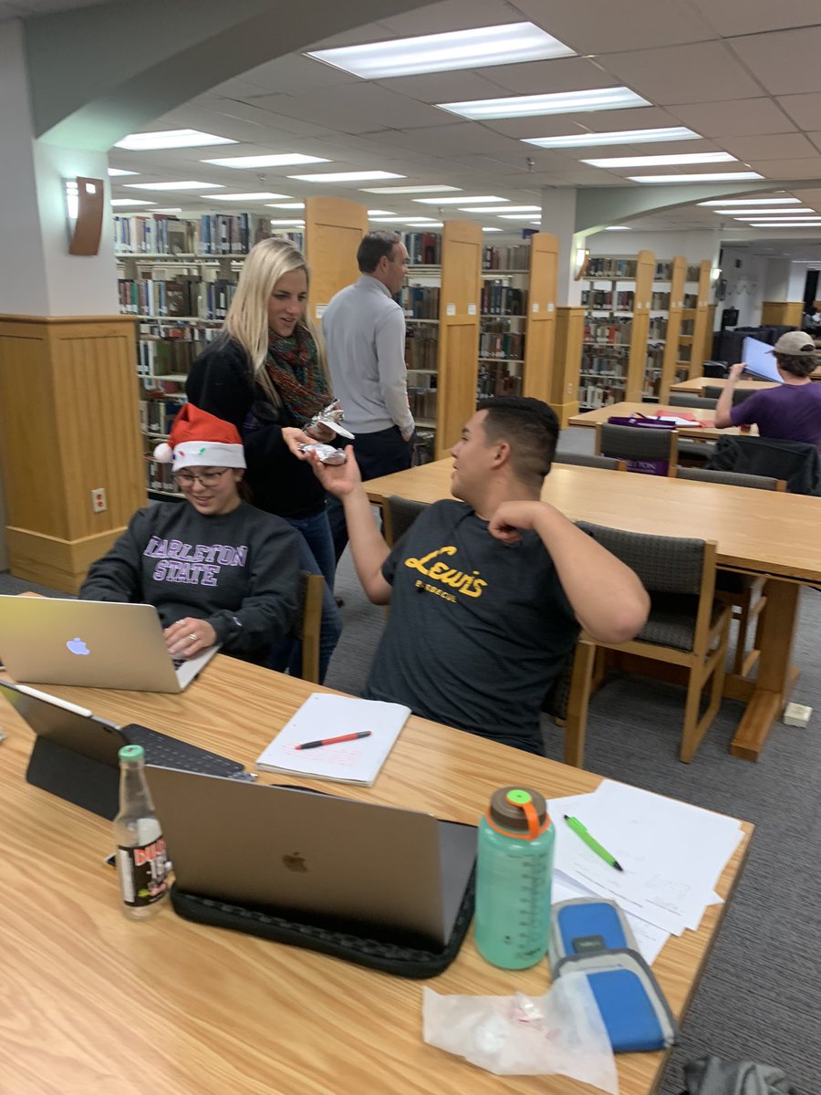 LathesTowns's tweet photo. @TarletonPrez and First Lady Kindall handing out breakfast tacos at 11:30pm in the Library #StudyTime to wish our students #GoodLuck on finals! #TarletonExcellence #StudentFocus #TarletonTogether #TarletonStrong #TarletonBlessed https://t.co/cjbEbSgDmm