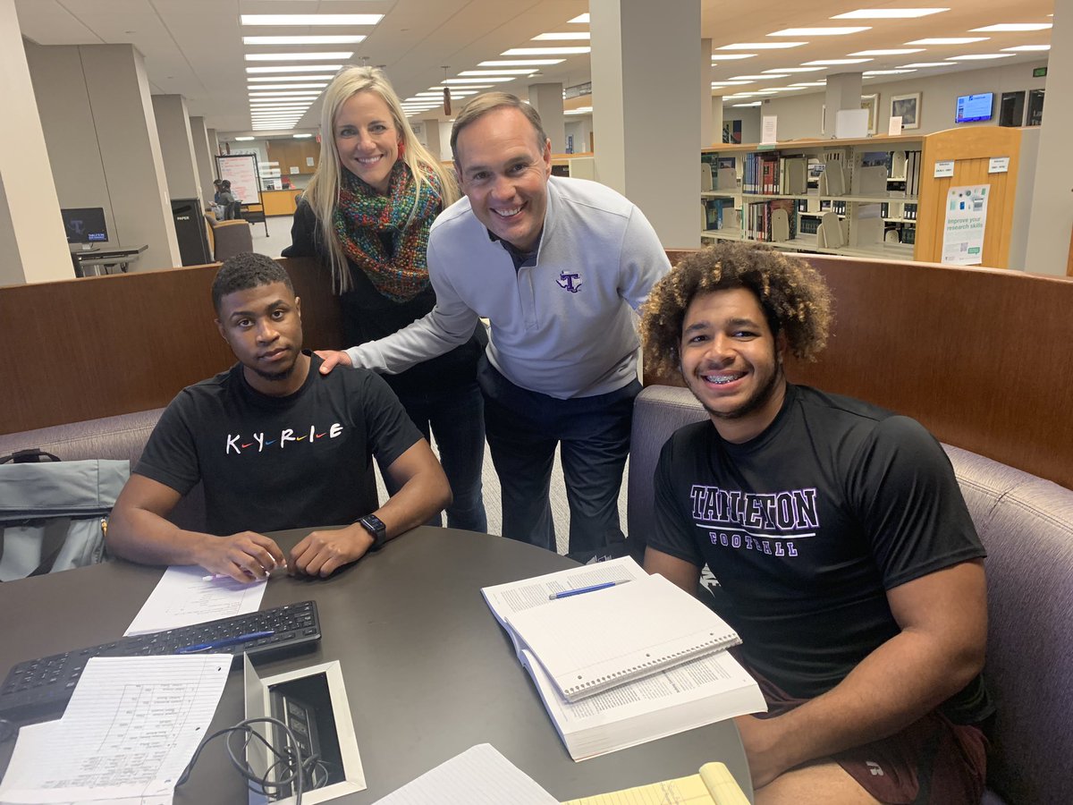 LathesTowns's tweet photo. @TarletonPrez and First Lady Kindall handing out breakfast tacos at 11:30pm in the Library #StudyTime to wish our students #GoodLuck on finals! #TarletonExcellence #StudentFocus #TarletonTogether #TarletonStrong #TarletonBlessed https://t.co/cjbEbSgDmm