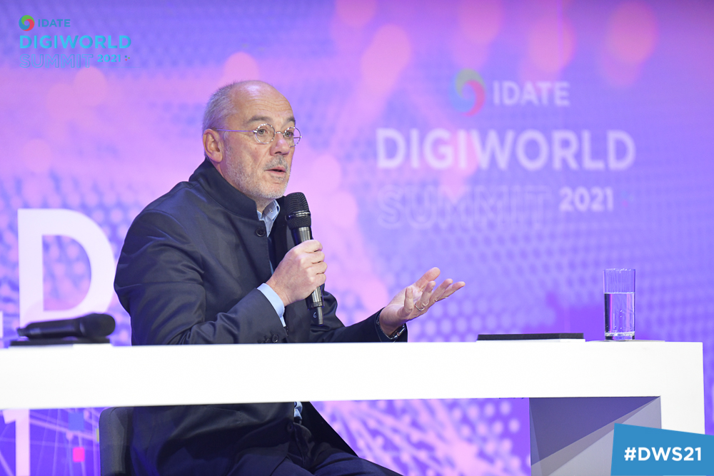 IDATE_SAS's tweet photo. Le public du #DigiWorldSummit est debout pour saluer l'intervention et surtout le parcours exceptionnel de @Srichard, PDG d'Orange et ami fidèle de l'IDATE. #DWS21 https://t.co/c67UbNUV8g