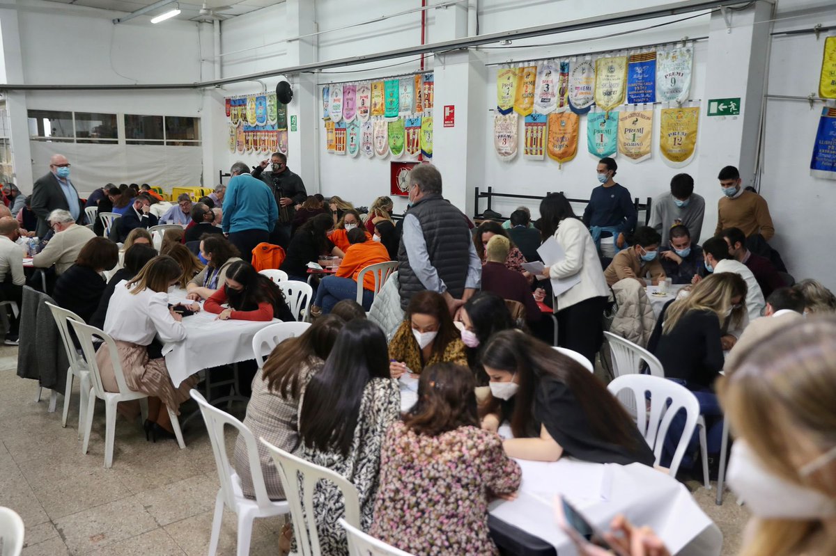 JCF_Valencia's tweet photo. 🤓📝 La XVII edició del concurs ‘La Primera en la Frente’, organitzat per la @FedFallas1A, va tornar anit per a posar a prova els coneixements fallers.

🥇 L’enhorabona a l’equip ‘Totfalles’, que es va proclamar campió d’enguany! 👏

#Falles22 https://t.co/ACQrxpjZXa