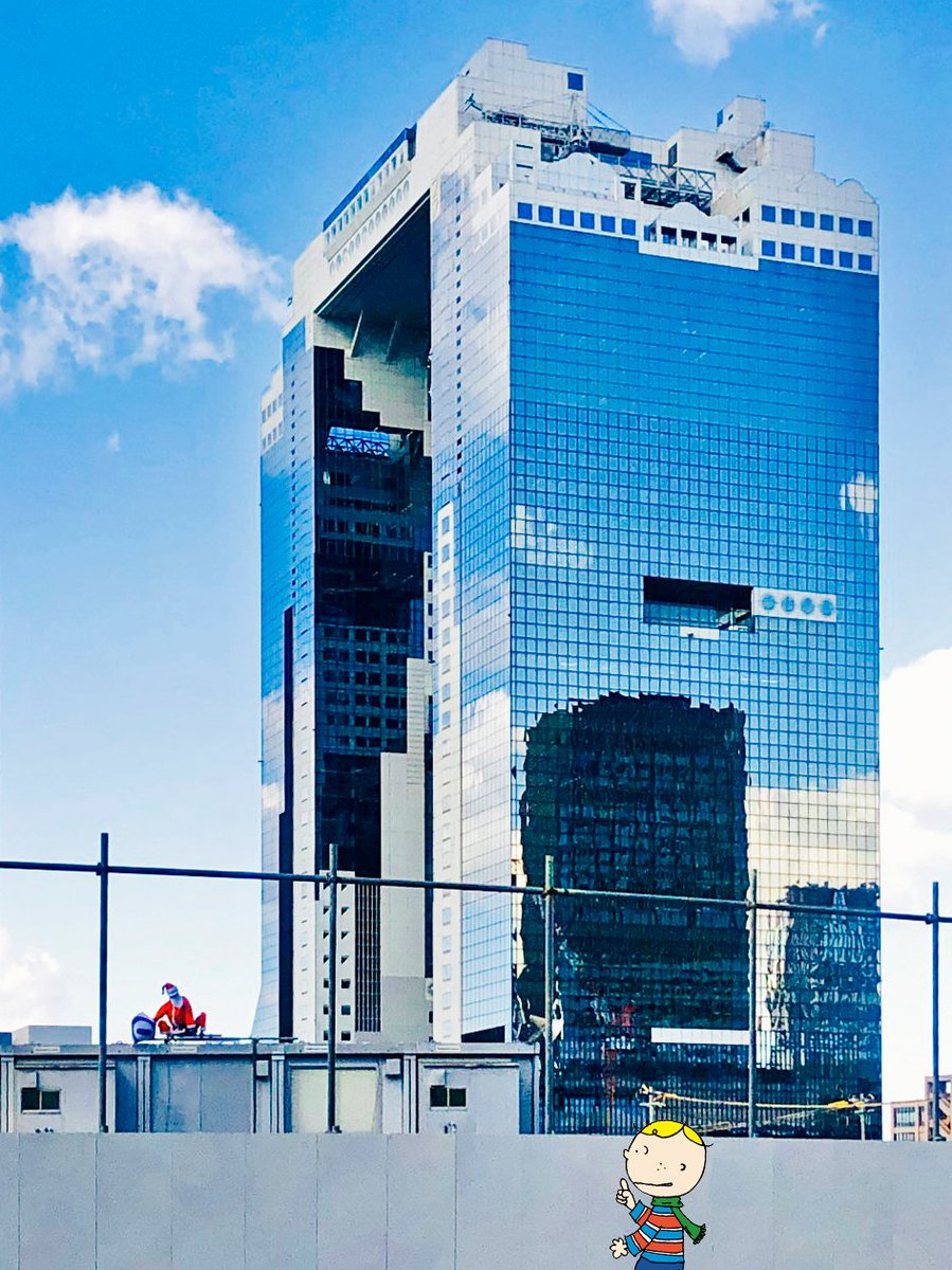 Bob_OGTB's tweet photo. Adding to the list of celebrity sightings in #Osaka 👀👀👀
Did anyone else notice #Santa lurking around #SkyBuilding??? 🎅📸
@kuchu_teien https://t.co/Cs4DXusclS