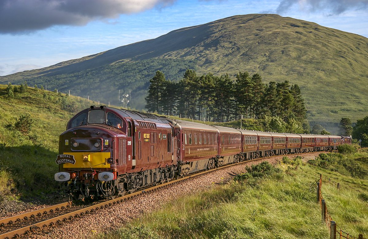 JohnWaddo's tweet image. 🚜#TractorThursday🚜 37197 Top &amp;amp; Tailed with 37261 Seen departing #BridgeofOrchy with the #RoyalScotsman  06/08/2005. #WestHighlandLine #Class37 #WestCoastRailways @FWHLines @C37LG @westcoastrail @NetworkRailSCOT @TheGrowlerGroup