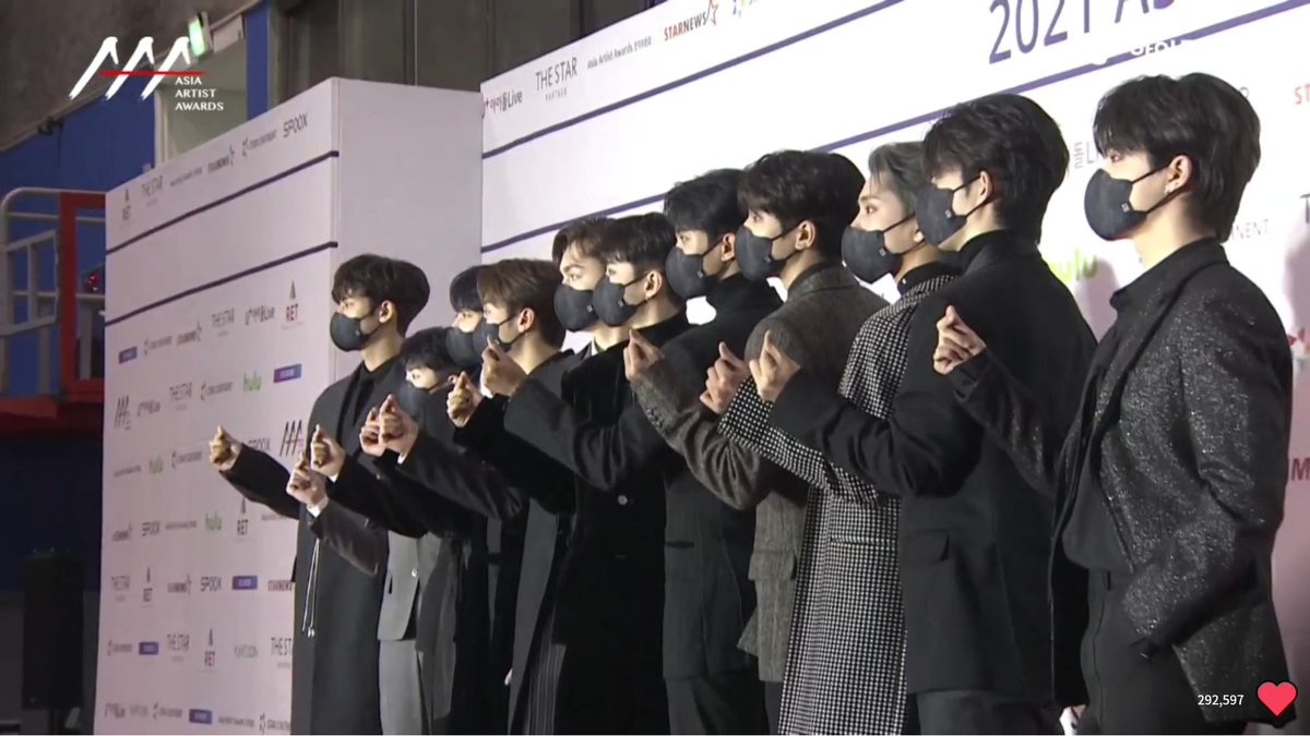 ENHYPENSVTEEN's tweet photo. ENHYPEN &amp; SEVENTEEN at the 2021 Asia Artist Awards (AAA) Red Carpet 

@ENHYPEN_members @pledis_17 https://t.co/IV15QDv4dL