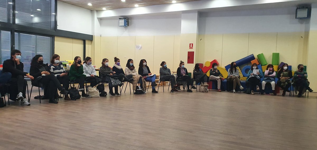 mcintoverdaguer's tweet photo. A l'escola el claustre compartim experiències pedagògiques per aprendre juntes. Avui la Comunitat Mitjana ens explica com treballa el TAGI, treball autònom globalitzat de les instrumentals, o el que és el mateix, els REPTES i racons pels nens i nenes #SomVerdaguer @consorciedubcn https://t.co/TymTW2BRmu
