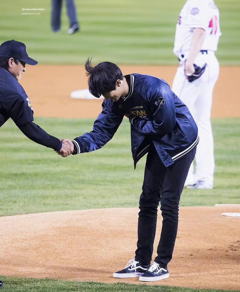 liebe_areeca's tweet photo. Chanyeol handshaking gesture shows how he always treated others with the utmost politeness. His manners 💯
Always so respectful and considerate of other people.
Park Chanyeol, everyone 👏👏👏 https://t.co/TpawxW1fgG
