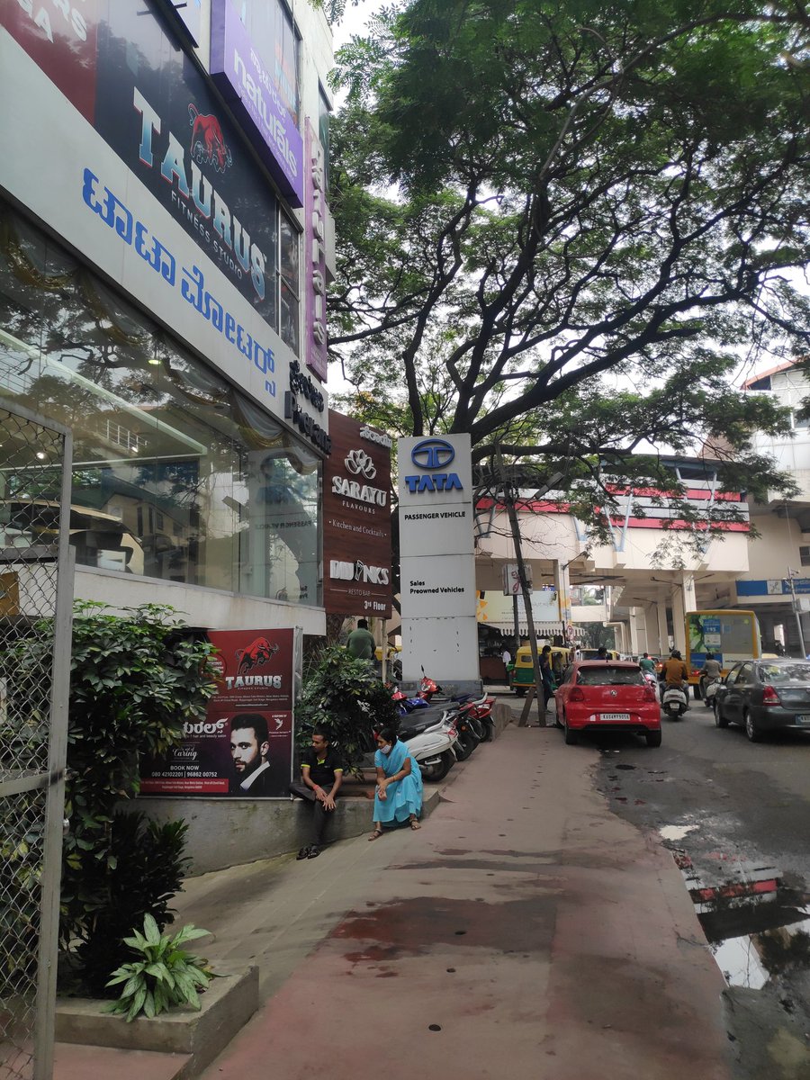 GAURAVRAMESH3's tweet photo. @blrcitytraffic @rajajinagartrps This issue has become too common with the footpath completly inaccessible because @TataMotors showroom who conveniently park their cars in no parking zone and even on footpath. We are forced to walk on roads. Kindly help us here https://t.co/Z9x4IUSWTH