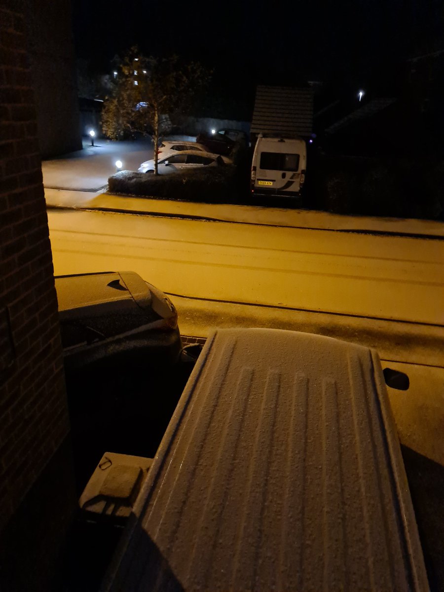 gobi_one's tweet photo. Ran to the gym on paths in trail shoes today. #snowisback #ukrunchat https://t.co/d2FhLLELj5