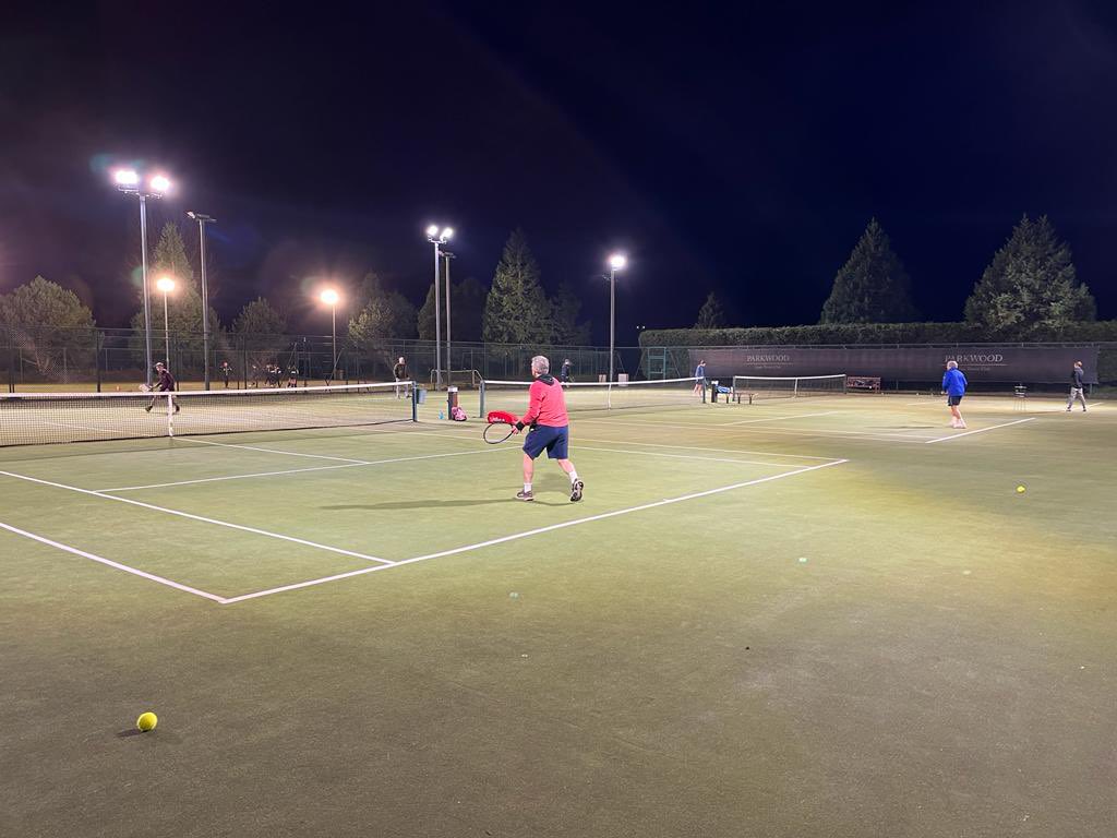 It was great to see all the courts in use last night - cold but great fun! ❄️🎾