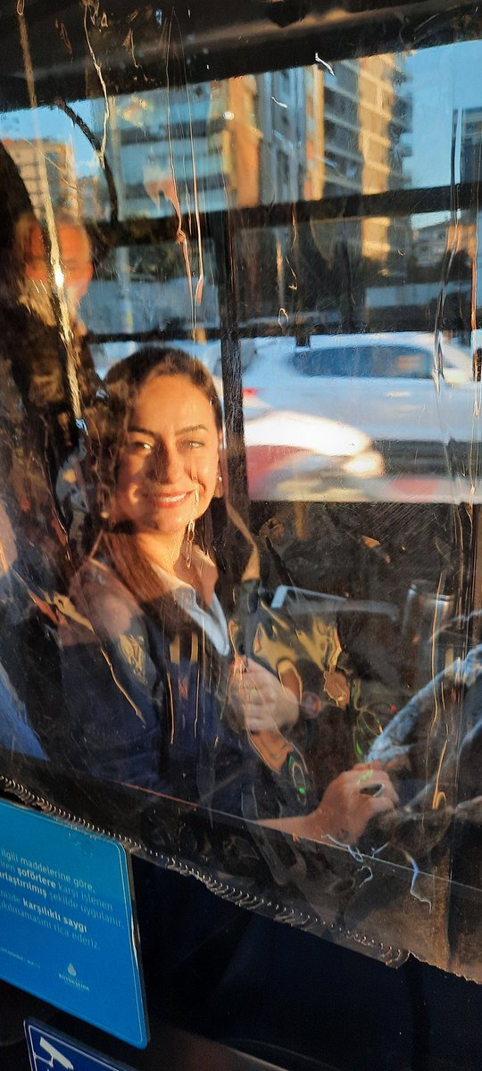 gozdeaygur's tweet photo. @istanbulbld @ekrem_imamoglu @ietttr #iett #ibb Sabah işe gitmek için Kadıköy'den 16 Numaralı otobüse bindim karşıma böyle güzel bir otobüs şoförü çıktı önce tebessüm oluştu yüzümde sonra hoşuma gitti otobüsün direksiyonunda kadın görmek gururlandım.Yolun açık olsun kaptan... :) https://t.co/0ZMahutwmv