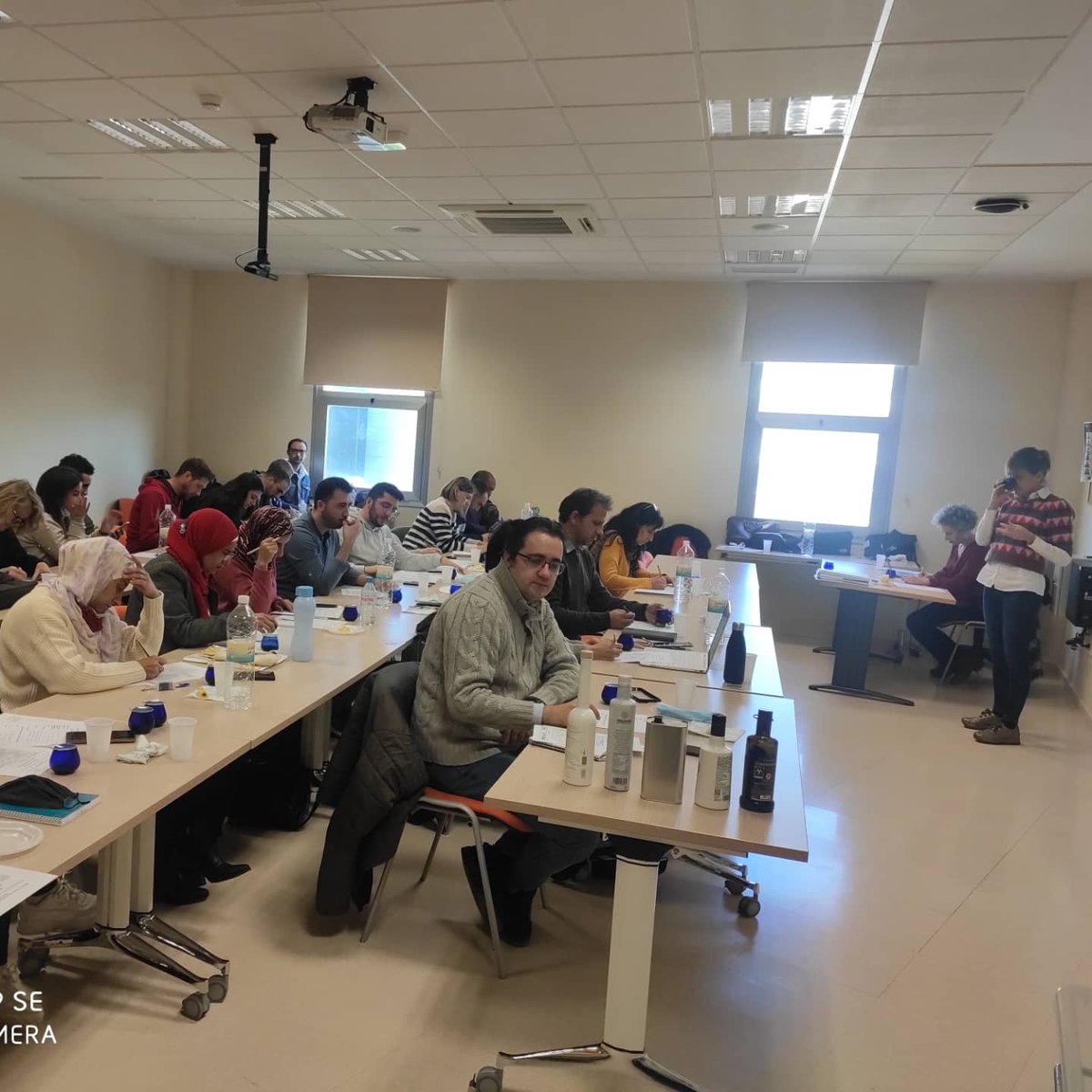 oleoconsulting's tweet photo. Maravillosa jornada de cata de aceites de Castilla la Mancha en la Universidad de Jaén. Casas de Hualdo, Colival, Almagre y El Progreso representaron nuestros zumos de aceituna...fantásticos aceites y  compañía de multitud de países!!. Gracias a la UJA y a todos los participantes https://t.co/rAiLqu12lV