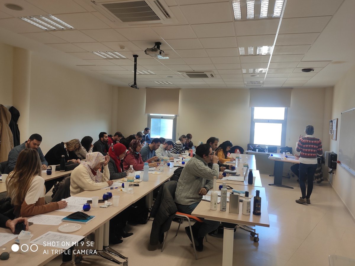oleoconsulting's tweet photo. Maravillosa jornada de cata de aceites de Castilla la Mancha en la Universidad de Jaén. Casas de Hualdo, Colival, Almagre y El Progreso representaron nuestros zumos de aceituna...fantásticos aceites y  compañía de multitud de países!!. Gracias a la UJA y a todos los participantes https://t.co/rAiLqu12lV