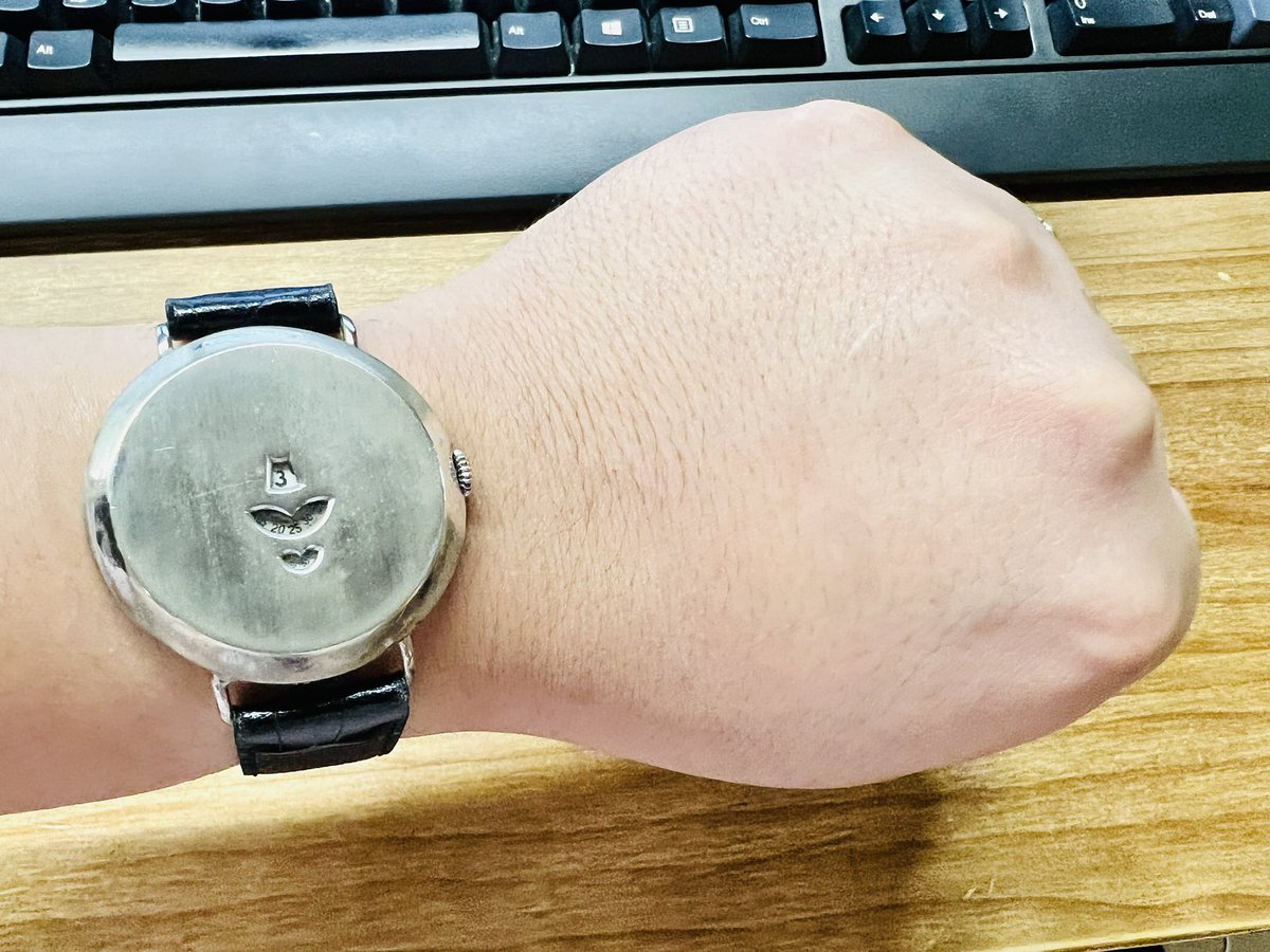 frankie_tech's tweet image. And my other pickup from auction, a 1930’s jump hour watch! One of the most unique peculiar watches I’ve ever owned! 

#JumpHour #Watch #Unique