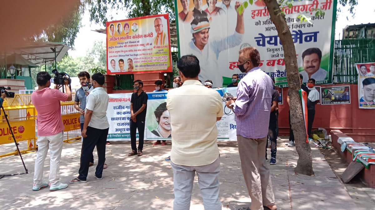 TheUpenYadav's tweet photo. दिल्ली में @RahulGandhiजी से और @priyankagandhi जी से मिलने की बहुत कोशिश की थी लेकिन हमें समय नहीं दिया गया और आज @priyankagandhi से मिलने के लिए युवा बेरोजगार UP आ गए तो कह रहे हैं दिल्ली क्यों नहीं गए
क्या इसका जवाब कांग्रेस के तमाम नेता देंगे या केवल राजनीति करेंगे ? https://t.co/wjFrcn7X48