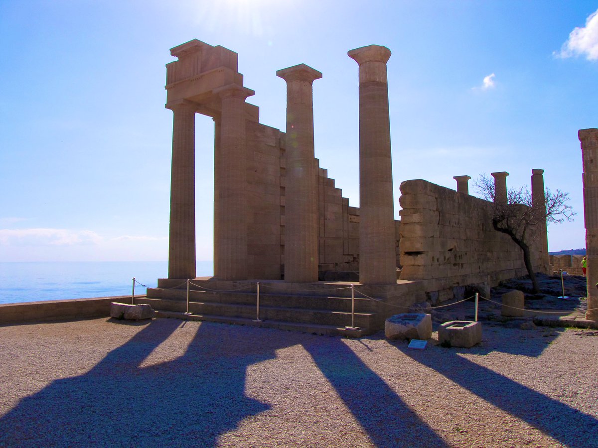 lnvanzoonen's tweet photo. Op #fortthursday deel ik graag enkele foto’s met jullie van de spectaculaire Acropolis van Lindos met Byzantijnse fortificaties. Bovenop de berg bevinden zich o.a. de ruïnes van de tempel van Athena Lindia, voorgegaan door een imponerende Stoa 🏛 #Rhodes https://t.co/lKji9EZqk2