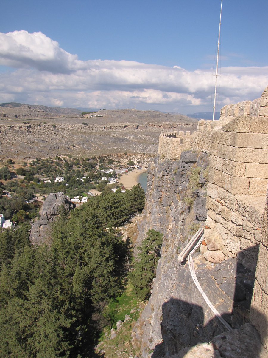 lnvanzoonen's tweet photo. Op #fortthursday deel ik graag enkele foto’s met jullie van de spectaculaire Acropolis van Lindos met Byzantijnse fortificaties. Bovenop de berg bevinden zich o.a. de ruïnes van de tempel van Athena Lindia, voorgegaan door een imponerende Stoa 🏛 #Rhodes https://t.co/lKji9EZqk2