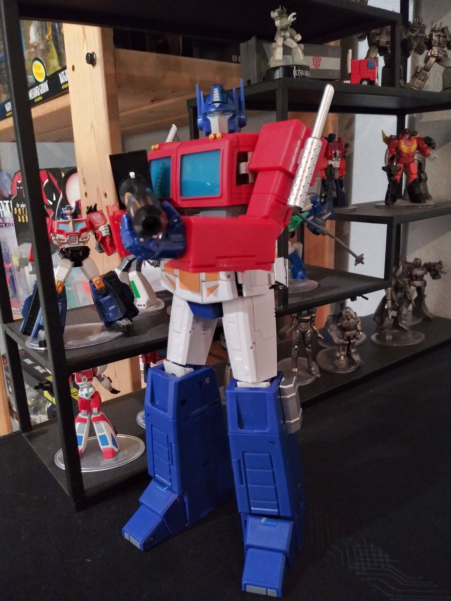 MikeSibertRadio's tweet photo. Still need to swap out the head, but I still really like how this guy poses.
#TransformElement #ThirdParty https://t.co/zcBcK2cwqw