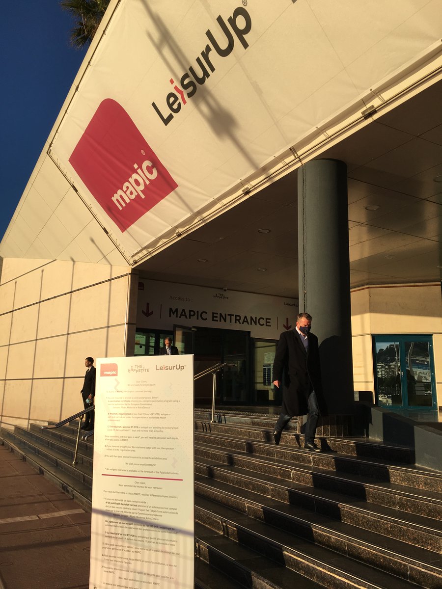 AMCV_gcv's tweet photo. #MAPIC2021 - Superbe présentation de Charleroi au City Hall du #MAPIC, bravo à Régis Laurent qui a su faire un tour ultra dynamique des projets en 6 minutes chrono ! https://t.co/O9ue1O1g6s