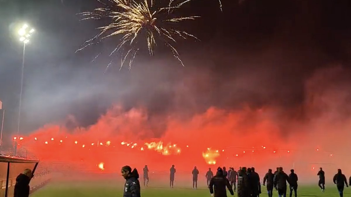 vandaaginside's tweet image. VIDEO: waanzinnige sfeeractie Quick Boys-fans bij training om 05:30 uur ’s ochtends veronicainside.nl/nieuws/video-w… #veronicainside