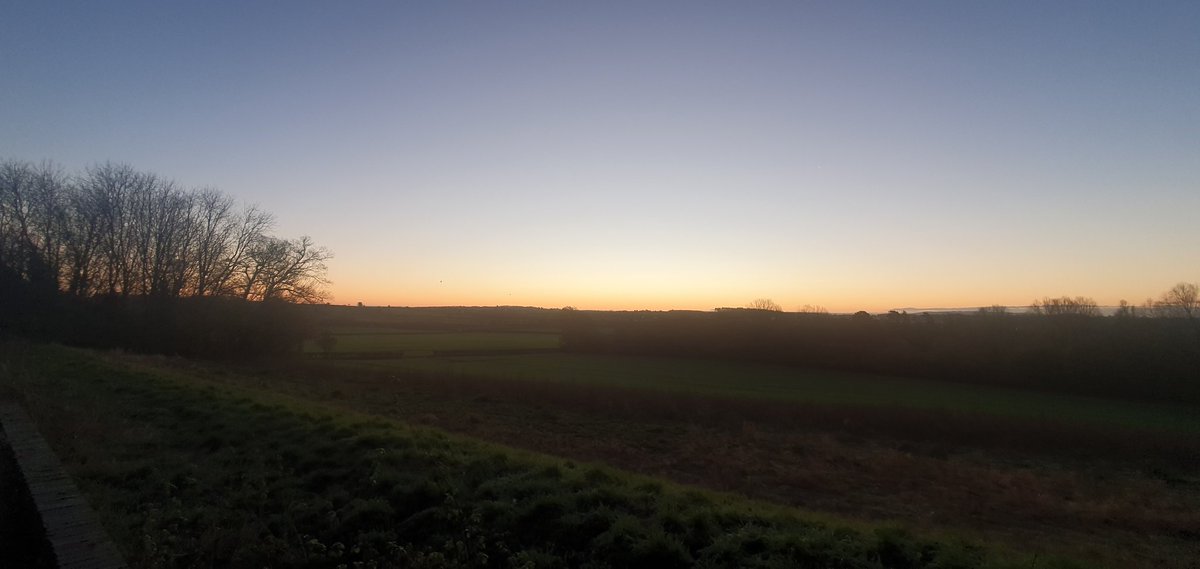Freedom_Capture's tweet photo. Waiting for the morning sunrise is a peaceful moment....@ThePhotoHour @StormHour @BraydenCreation #sunrise @SunriseSnaps #relaxbeforework https://t.co/Xdj6HKs05G